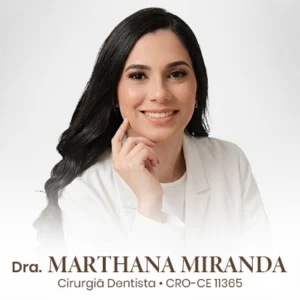 Dra. Marthana Miranda, cirurgiã-dentista especialista em atendimento odontológico em Fortaleza. Atendimento especializado focado na saúde bucal, prevenção, reabilitação oral, tratamentos estéticos e cuidados com o sorriso no Ceará.