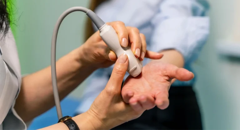 artigo escrito pelo doutor bernardo althoff, detalhando o procedimento de cirurgia da mão, envolvendo infiltração de corticoides.