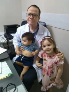 Dr. Fernando Antônio Barbosa Benevides, especialista em Pediatria em Fortaleza, com atendimento em puericultura, acompanhamento infantil e prevenção de doenças na infância.