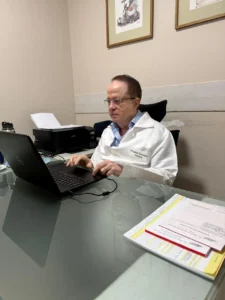 Dr. Fernando Antônio Barbosa Benevides, especialista em Pediatria em Fortaleza, com atendimento em puericultura, acompanhamento infantil e prevenção de doenças na infância.