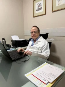 Dr. Fernando Antônio Barbosa Benevides, especialista em Pediatria em Fortaleza, com atendimento em puericultura, acompanhamento infantil e prevenção de doenças na infância.