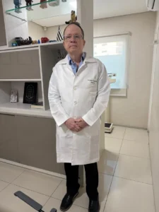 Dr. Fernando Antônio Barbosa Benevides, especialista em Pediatria em Fortaleza, com atendimento em puericultura, acompanhamento infantil e prevenção de doenças na infância.