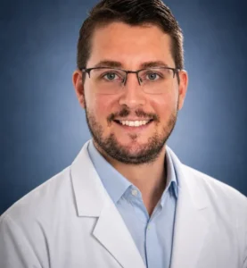 Dr. Pedro L. K. Belleze, neurologista em Campo Grande MS, especialista no diagnóstico e tratamento de doenças neurológicas e acompanhamento clínico especializado.
