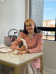 Dra. Marthana Miranda, cirurgiã-dentista especialista em atendimento odontológico em Fortaleza. Atendimento especializado focado na saúde bucal, prevenção, reabilitação oral, tratamentos estéticos e cuidados com o sorriso no Ceará.