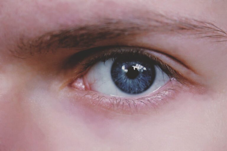 pressão ocular: olho de um homem.