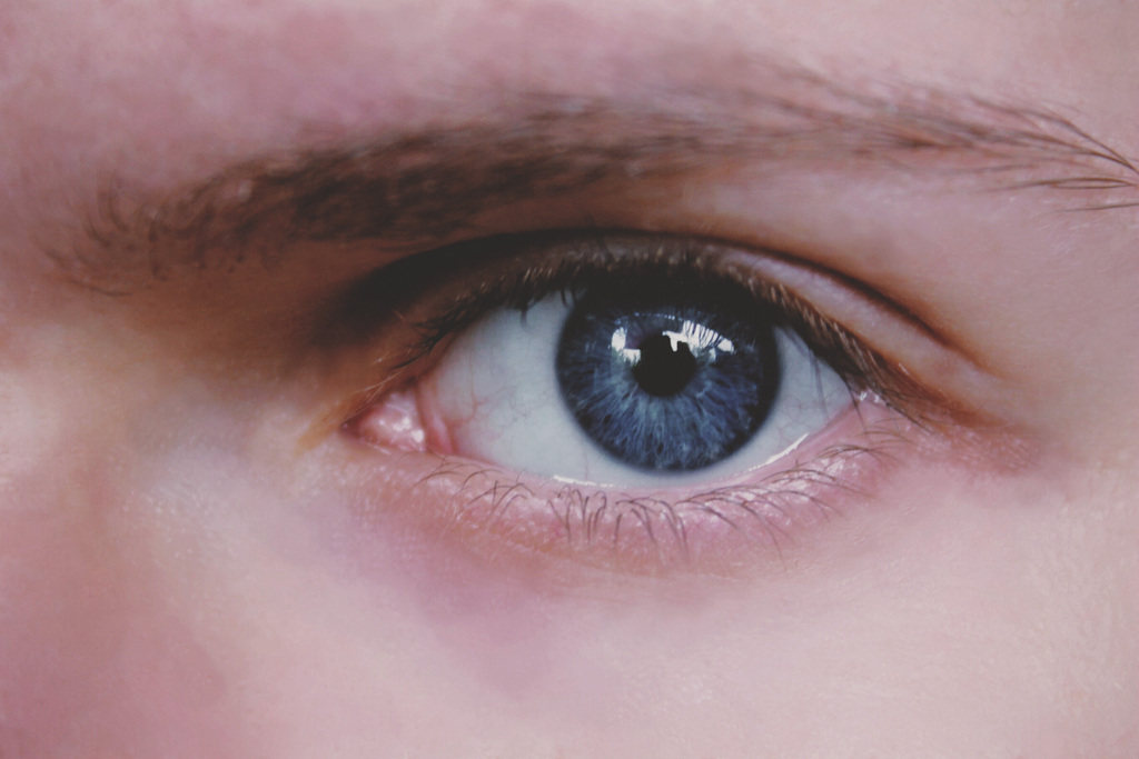 pressão ocular: olho de um homem.