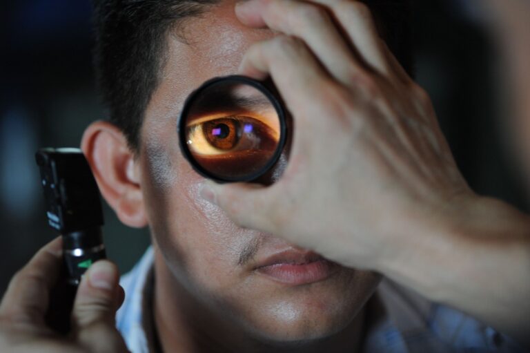 Trauma ocular: Homem fazendo exames.