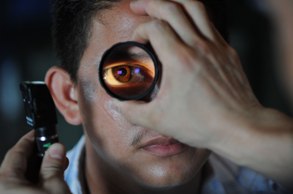 Trauma ocular: Homem fazendo exames.