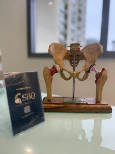 Dr. Gabriel Severo, ortopedista formado pela UFRGS com especialização em cirurgia de quadril pela UFCSPA em Porto Alegre.