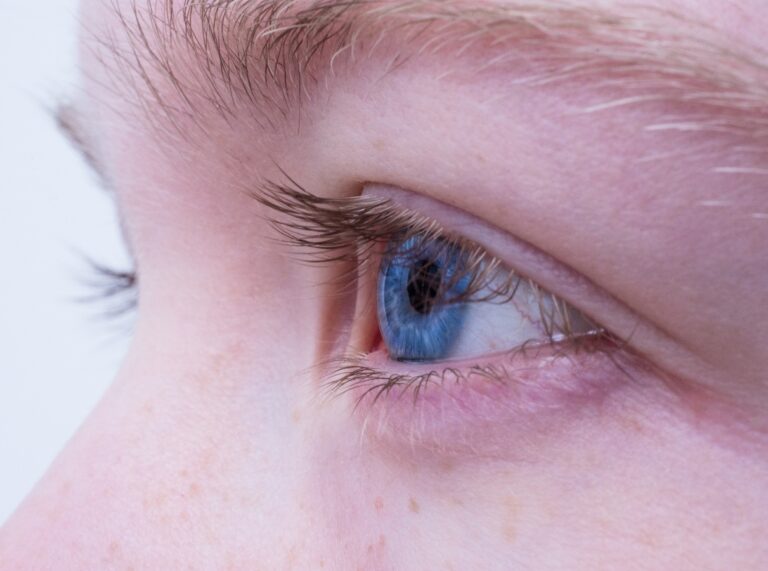 saúde ocular idosos: olhos de uma mulher.