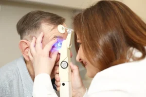 Dra Roberta Fernandez Prietsch, médica especialista em glaucoma formada pela UNIFESP, realizando procedimentos de iridotomia a laser e iridoplastia em Porto Alegre.