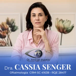 Dra. Cássia Senger, médica especialista em oftalmologia em Joinville - SC. Consulta oftalmológica, exames de vista e tratamento de doenças oculares.