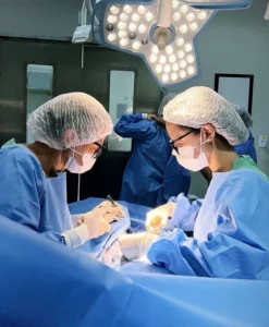 Fabiola Pollachi, cirurgiã pediátrica em Aracaju-SE, especialista em cirurgia infantil e cuidados cirúrgicos pediátricos.