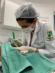 Mayse Pereira, dermatologista em Aracaju, especialista em Dermatologia e cuidados com a saúde da pele.