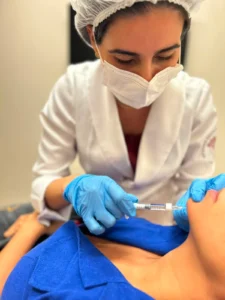 Mayse Pereira, dermatologista em Aracaju, especialista em Dermatologia e cuidados com a saúde da pele.