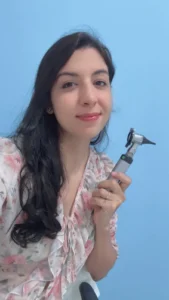 Dra. Letícia Rodrigues, médica otorrinolaringologista em Manaus especializada no diagnóstico e tratamento de patologias do ouvido, nariz e garganta