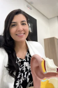 Dra. Letícia Rodrigues, médica otorrinolaringologista em Manaus especializada no diagnóstico e tratamento de patologias do ouvido, nariz e garganta