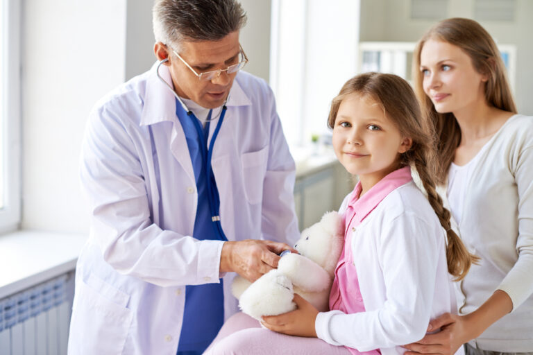 pediatra para acompanhar crescimento e vacinas.