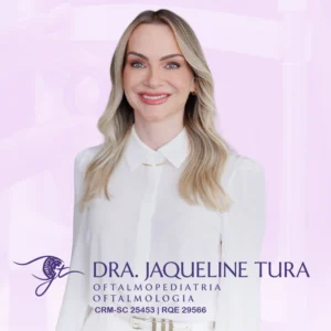 Dra. Jaqueline Tura, oftalmologista com atuação em oftalmopediatria em São José, Santa Catarina, especializada na saúde ocular infantil.